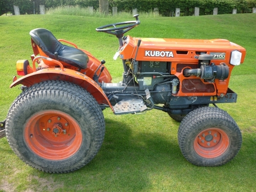 Product picture Kubota B7100HST-D NEW TYPE Tractor Illustrated Master Parts List Manual DOWNLOAD